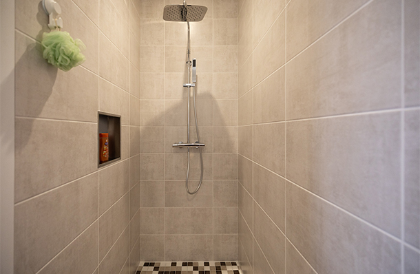 Douche à l'italienne avec effet travertin et niche