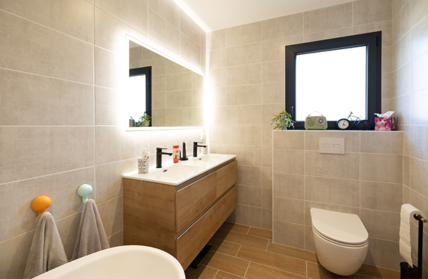 Salle de bain moderne et lumineuse avec meuble double vasque et baignoire ilot
