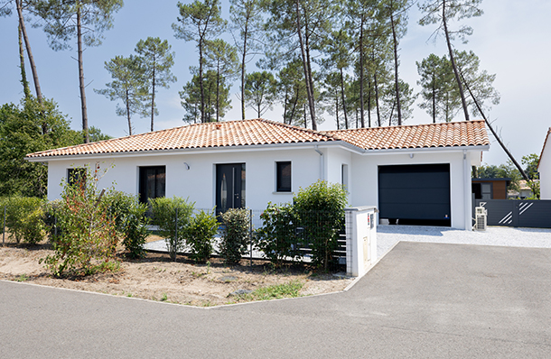 Maison moderne avec garage et menuiseries grises