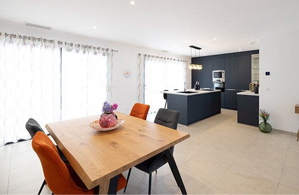 Salle à manger dans le prolongement d'une cuisine moderne