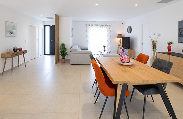 Séjour-salon ouvert et lumineux avec double orientation