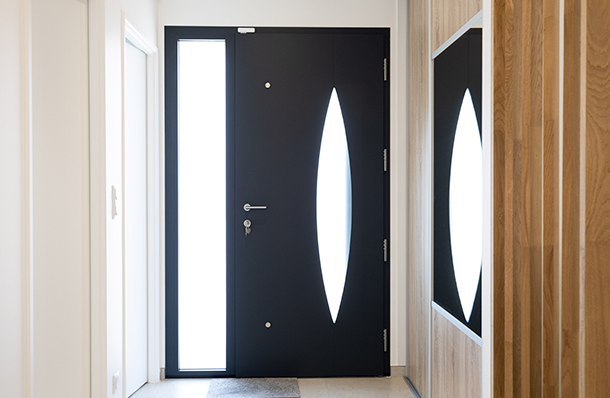 Entrée d'une maison avec porte d'entrée moderne