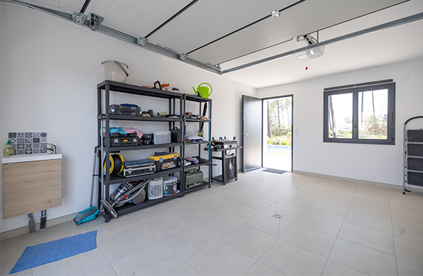 Garage isolé et carrelé qui donne sur une terrasse