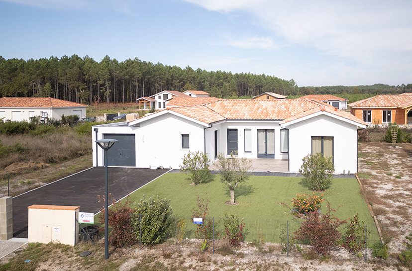 Maison en U avec garage toit plat et terrasse