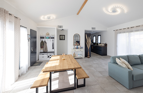 Salle à manger avec cuisine semi ouverte