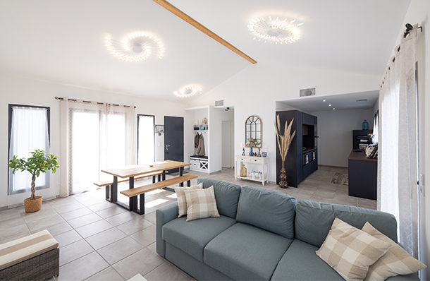Salon-salle à manger avec luminaires modernes au plafond