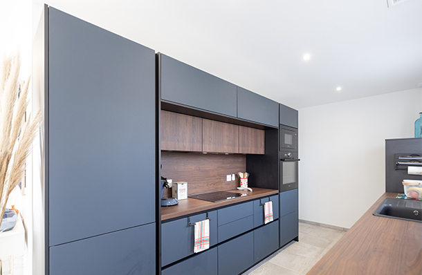 Cuisine semi ouverte et moderne avec meubles bleus