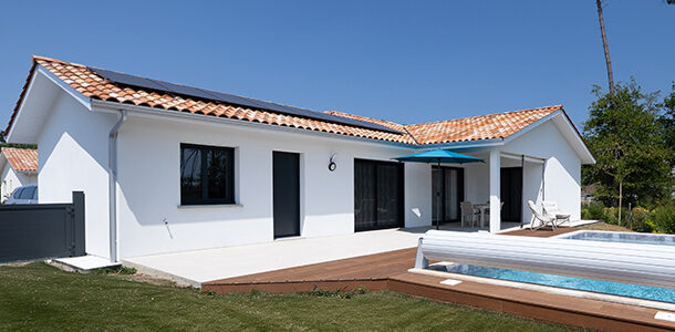 Maison moderne de plain pied à Mées dans les Landes avec une piscine