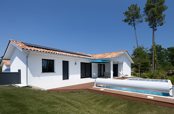 Maison neuve de plain pied dans les Landes avec une piscine