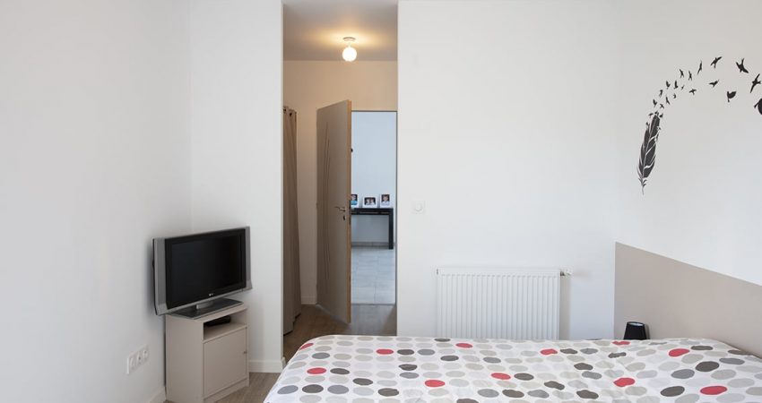 Chambre parentale avec TV, salle d'eau et dressing