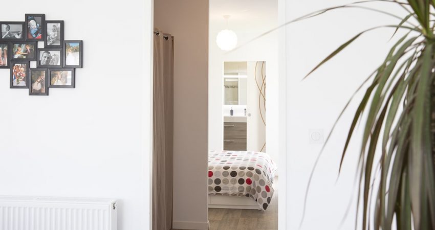 Salon ouvrant vers la suite parentale avec dressing