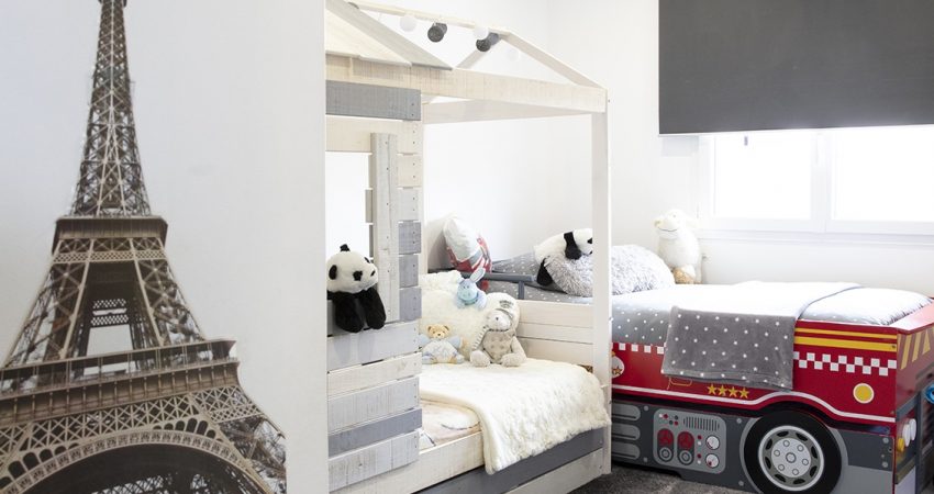 Chambre d'enfants avec lit cabane et lit voiture