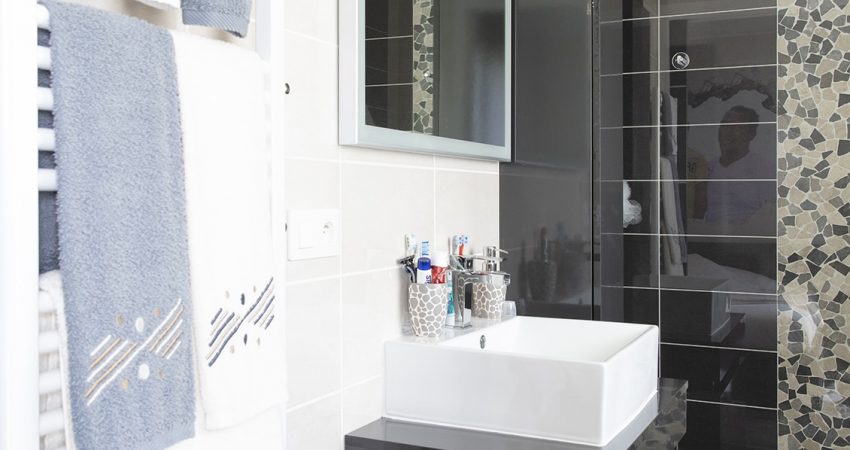 Salle de bain avec faïence moderne en noir et blanc