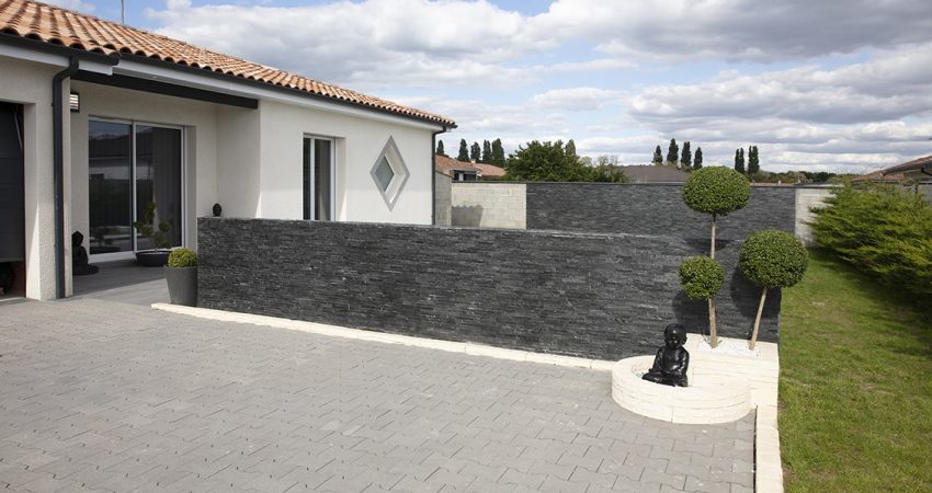 Maison contemporaine avec une grande baie-vitrée donnant sur la piscine extérieure
