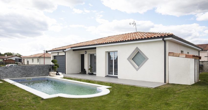 Maison contemporaine avec garage et piscine dans le jardin