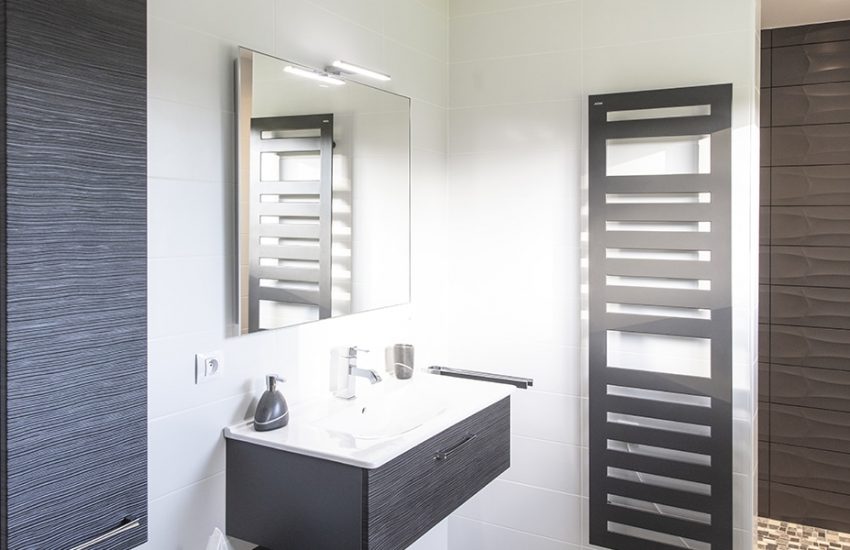 Salle de bain contemporaine avec sèche-serviettes gris