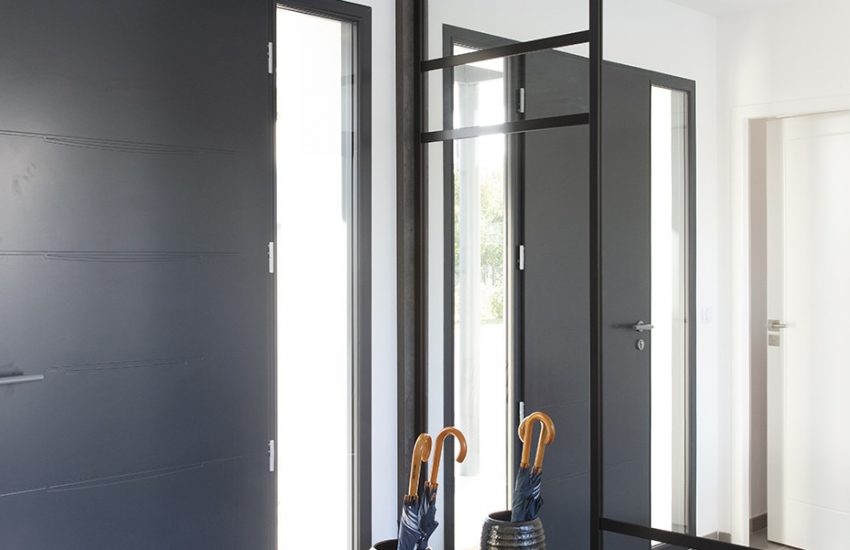Entrée d'une maison avec porte tierce et verrière