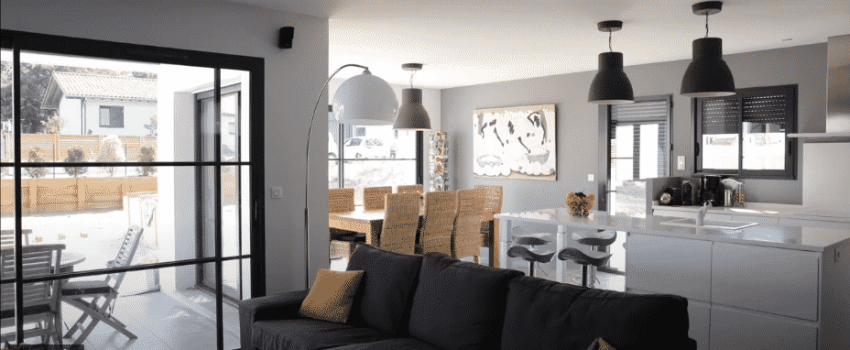 Pièce de vie lumineuse ouverte avec salon -séjour et cuisine moderne et toute équipée