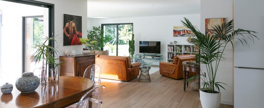 Salon et salle à manger lumineux dans une maison moderne