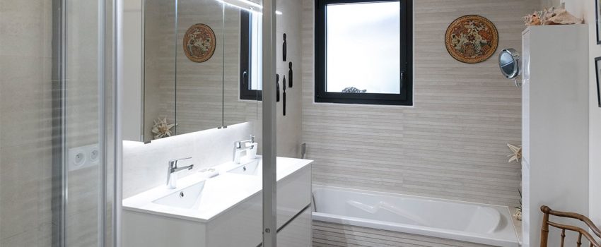 Salle de bain avec baignoire et douche