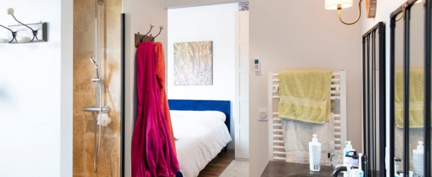 Une salle de bain accessible depuis la chambre parentale